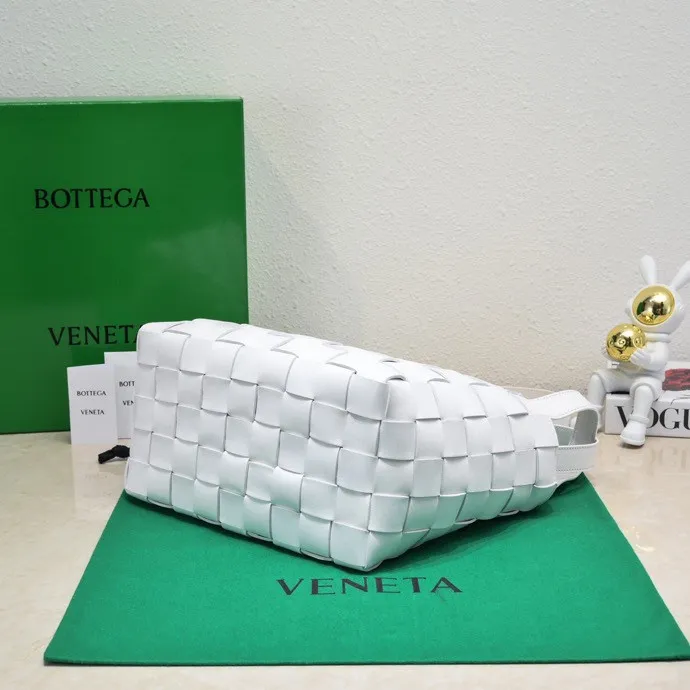Special price 1600🉐️, Bottega Veneta What can be packed in the new bowling bag? Have you got the new bowling bag? Super large capacity ~ The key is low-key, simple and casual style ~ the fashion sense is not reduced at all. It combines BV's classic woven elements and can also be used for computers. The length of the shoulder straps can be adjusted. It is suitable for tall girls to carry. Boys also have a sunny back☀️ Style number: 7466# Size: 28*21*16